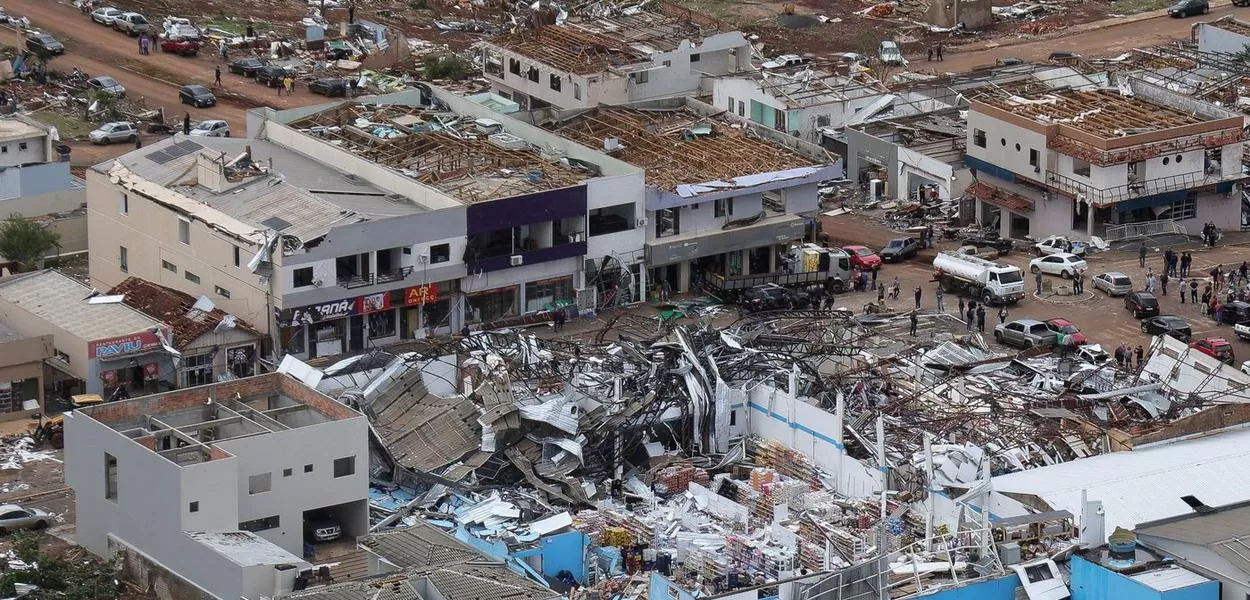 Vista área dos danos causados por tornado na cidade de Rio Bonito do Iguaçu (PR)