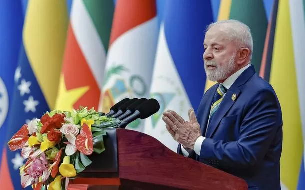 O presidente Luiz Inácio Lula da Silva, na sessão de abertura do IV Fórum CELAC-China, no "China National Convention Center II", em Pequim, na China