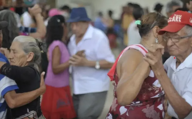 Valorizar o idoso em uma sociedade etarista que cultua a juventude