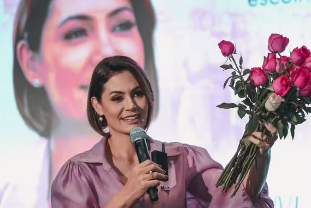 Após desavenças, Michelle deve fazer gesto de apoio a Flávio Bolsonaro