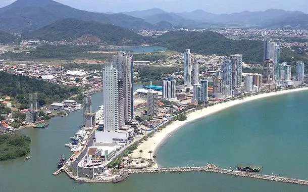 Florianópolis, prefeito da exclusão, fascismo, preconceitos e imigrantes europeus respaldados pela intolerância