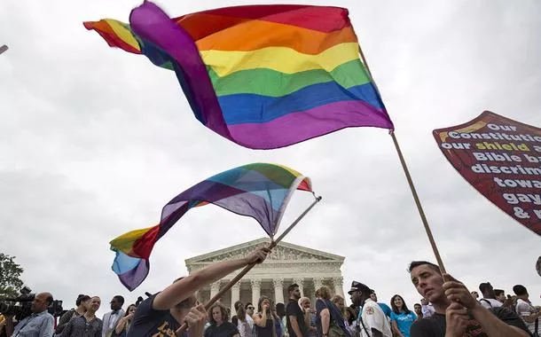 Apoiadores do casamento entre pessoas do mesmo sexo agitam a bandeira do arco-íris em Washington
