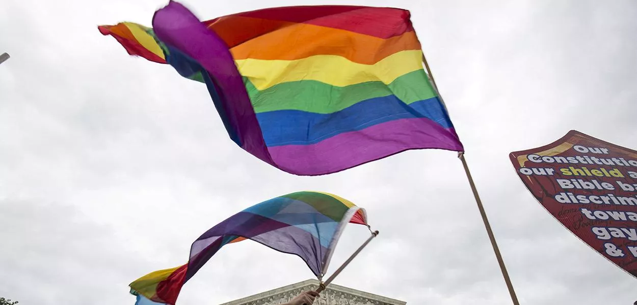 Apoiadores do casamento entre pessoas do mesmo sexo agitam a bandeira do arco-íris em Washington
