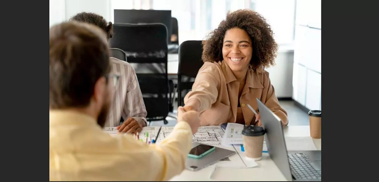 Setor de Serviços liderou as contratações (5.510); seguido pela Indústria (4.307)