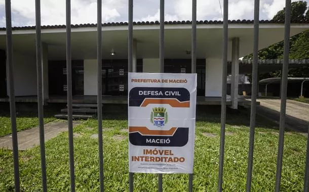 Maceió (AL) - 17/12/2023 - Casas nas proximidades da mina n°18 da mineradora Braskem na lagoa de Mundaú, interditadas com os avisos da prefeitura de Maceió e Defesa Civil