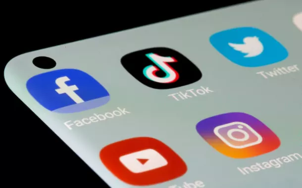 Facebook, TikTok, Twitter, YouTube e Instagram são exibidos em um smartphone.
