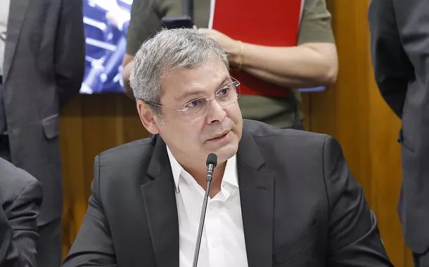 Lindbergh pede à PF que investigue possível corrupção envolvendo Master e Rioprevidência