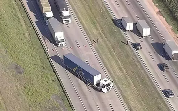 Caminhão parado no Rodoanel