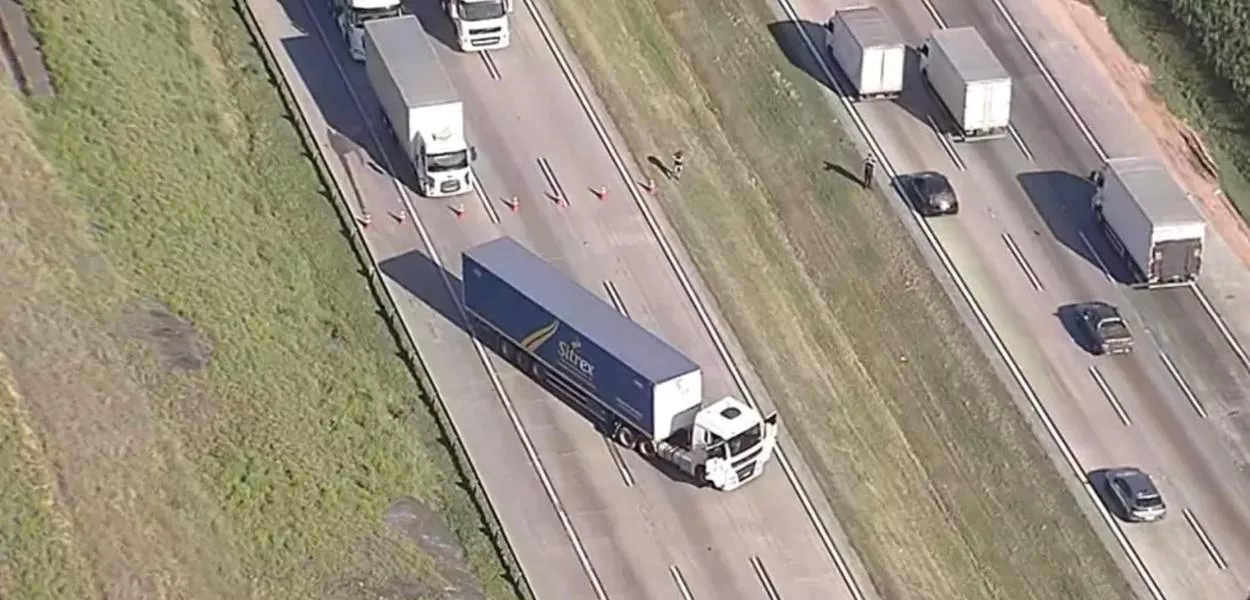 Caminhão parado no Rodoanel