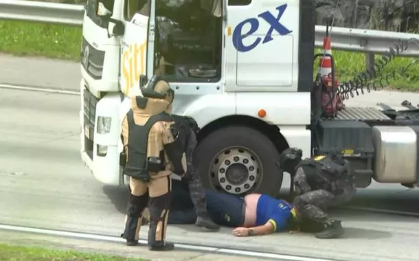 Interdição ocorre na altura do km 44, entre as rodovias Régis Bittencourt e a Imigrantes, no sentido da Dutra, em Itapecerica da Serra. As circunstâncias estão sendo investigadas.