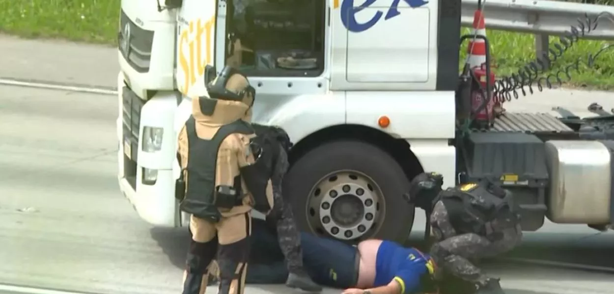 Interdição ocorre na altura do km 44, entre as rodovias Régis Bittencourt e a Imigrantes, no sentido da Dutra, em Itapecerica da Serra. As circunstâncias estão sendo investigadas.