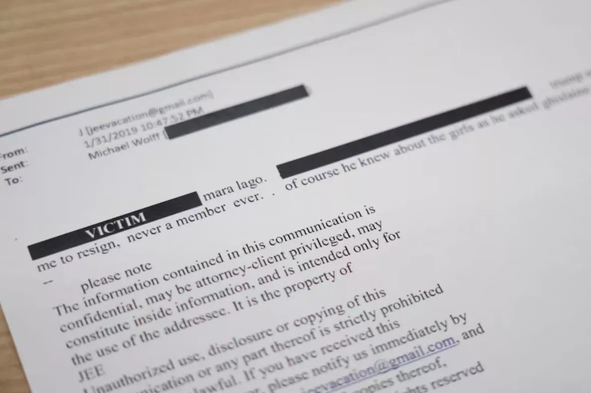 Um e-mail recentemente divulgado do falecido financista e criminoso sexual Jeffrey Epstein, mencionando sua ex-companheira Ghislaine Maxwell e o presidente dos EUA, Donald Trump, é mostrado nesta imagem divulgada pelos democratas do Comitê de Supervisão da Câmara em Washington, DC, EUA - 12/11/2025