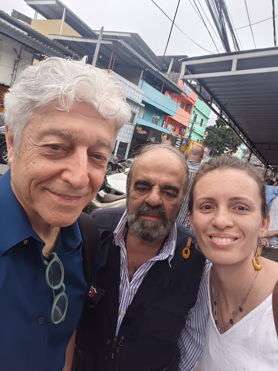 Marcelo Auler, o repórter, ao centro, durante a recente chacina na Vila Cruzeiro