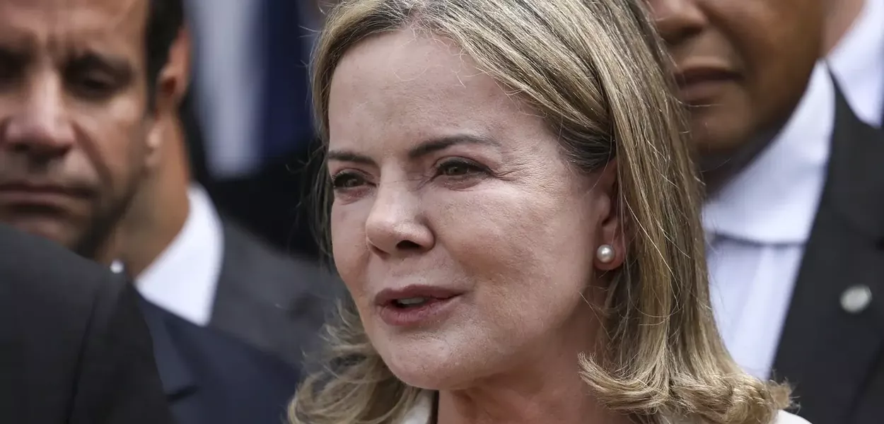 Ministra-chefe da secretaria de Relações Institucionais, Gleisi Hoffmann, em entrevista com a imprensa