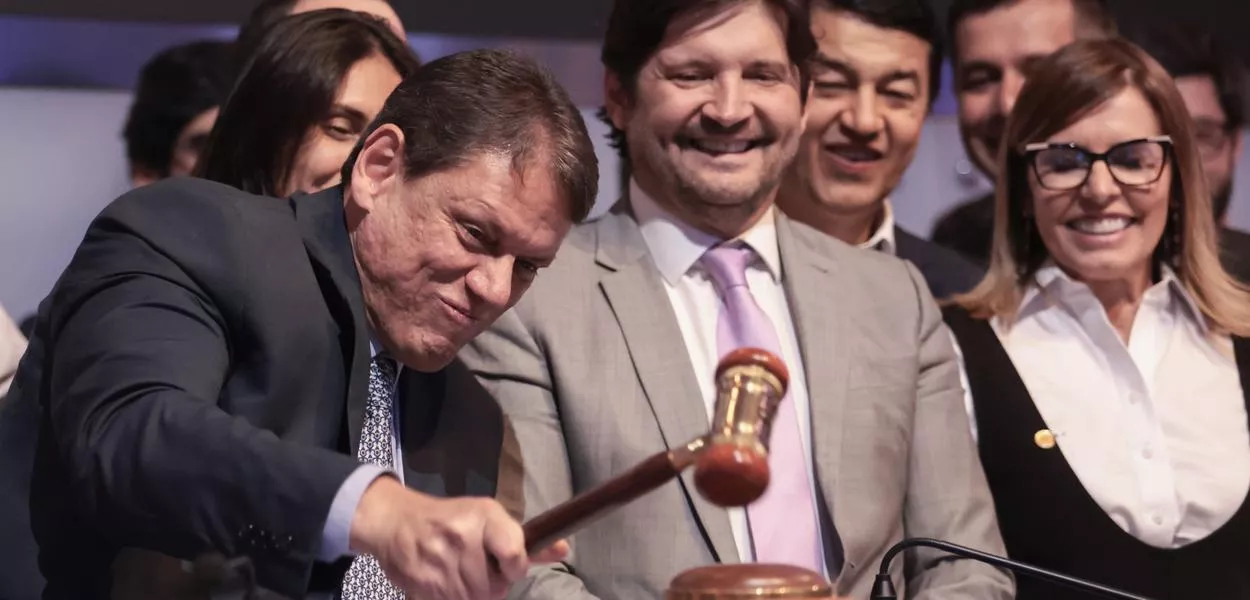 Governador Tarcísio de Freitas participa do leilão de sistema de travessias hídricas na B3