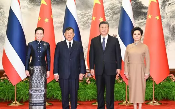 Xi Jinping se reúne com o rei da Tailândia