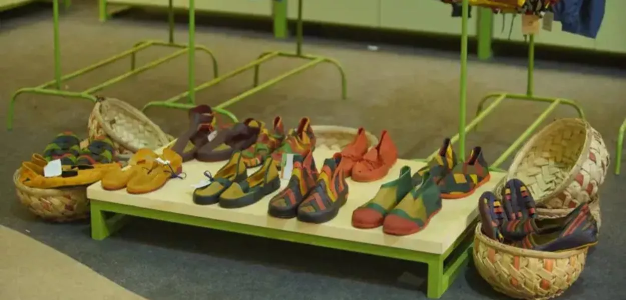 Emprendedor amazónico transforma el látex en productos sostenibles.