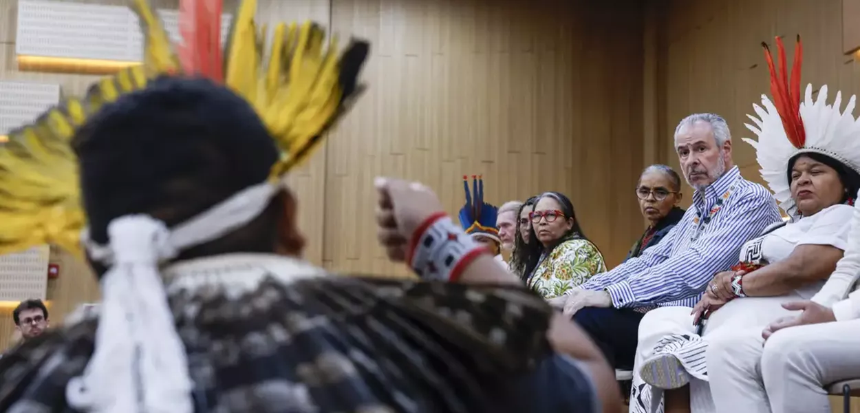 Lideranças do povo Munduruku em reunião com André Corrêa do Lago, Sônia Guajajara e Marina Silva