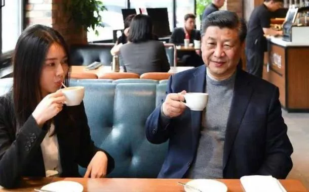 O presidente da China, Xi Jinping, tomando café