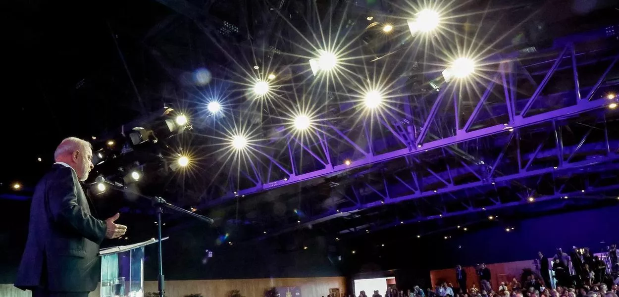 O presidente Luiz Inácio Lula da Silva durante a cerimônia de outorga da Ordem Nacional do Mérito Educativo, no Centro Internacional de Convenções do Brasil (CICB) - Brasília (DF) - 14/11/2025