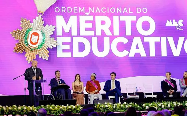 Lula concede ordem do mérito educacional