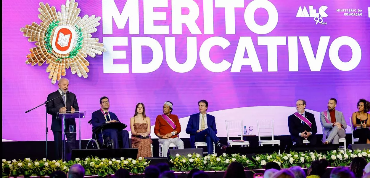 Lula concede ordem do mérito educacional
