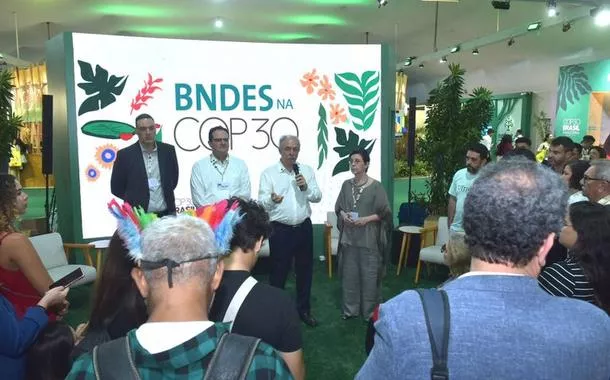 Presidente do banco, Aloizio Mercadante fala ao público presente em encontro na COP 30