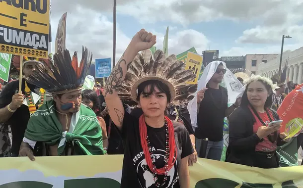Txai Suruí durante a Marcha Mundial pelo Clima, em Belém, onde reforçou a cobrança por participação indígena nas decisões da COP30