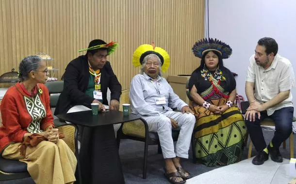 Ministros Guilherme Boulos, Marina Silva e Sonia Guajajara em reunião com o cacique Raoni durante encontro na zona azul da COP30, em Belém (PA)