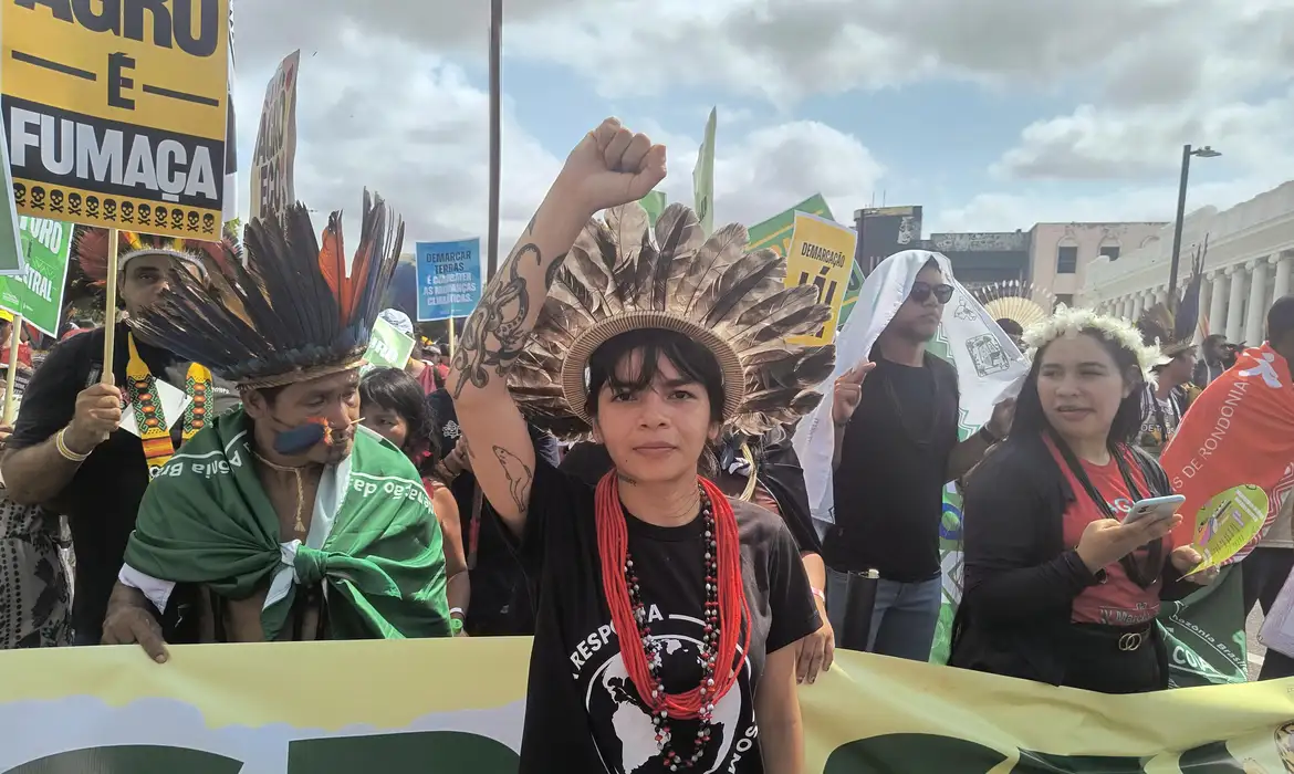 Txai Suruí durante a Marcha Mundial pelo Clima, em Belém, onde reforçou a cobrança por participação indígena nas decisões da COP30