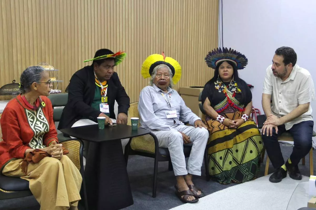 Ministros Guilherme Boulos, Marina Silva e Sonia Guajajara em reunião com o cacique Raoni durante encontro na zona azul da COP30, em Belém (PA)