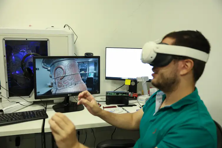 Aluno interage com vaso Marajoara em realidade aumentada 3D, no Biodesign Lab PUC-Rio na zona sul do Rio de Janeiro.