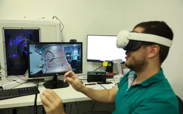 Aluno interage com vaso Marajoara em realidade aumentada 3D, no Biodesign Lab PUC-Rio na zona sul do Rio de Janeiro.