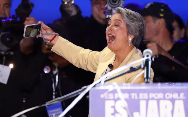 Jeannette Jara, candidata presidencial da coligação governista de esquerda e membro do Partido Comunista, reage durante um de seus comícios finais de campanha antes da eleição presidencial de 16 de novembro, em Valparaíso, Chile, em 13 de novembro de 2025.
