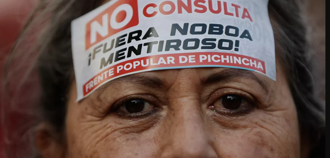 Equatoriana protesta contra agenda de Noboa