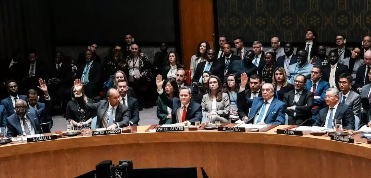 Embaixadores votam a favor de resolução durante reunião do Conselho de Segurança para analisar proposta dos EUA para um mandato da ONU visando o estabelecimento de força internacional de estabilização em Gaza