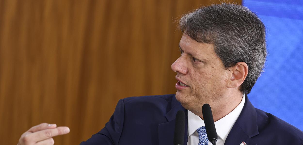 Corte SURPREENDENTE! Tarcísio REDUZ drasticamente verba para mulheres em SP, e a polêmica AUMENTA!