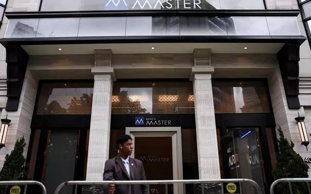 Segurança do lado de fora do Banco Master