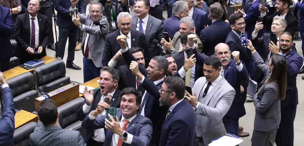 Oposição comemora aprovação do projeto antifacção relatado por Guilherme Derrite