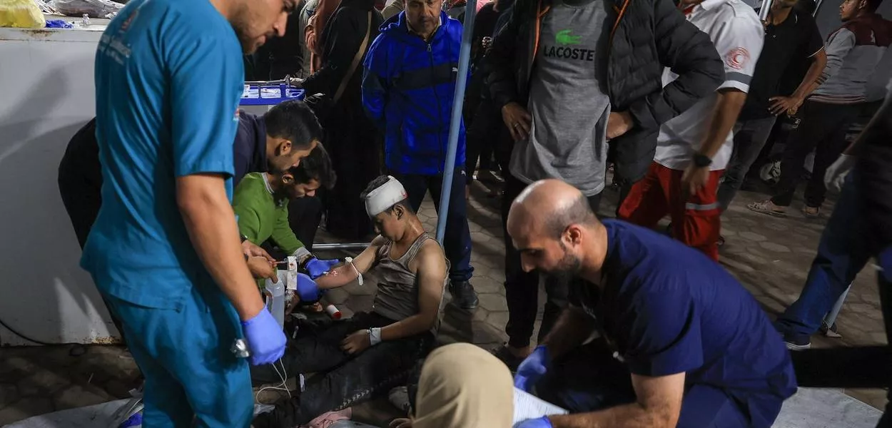 Palestino ferido recebe tratamento após ataque aéreo israelense, segundo médicos, no Hospital Árabe Al-Ahli, na Cidade de Gaza