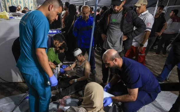 Palestino ferido recebe tratamento após ataque aéreo israelense, segundo médicos, no Hospital Árabe Al-Ahli, na Cidade de Gaza