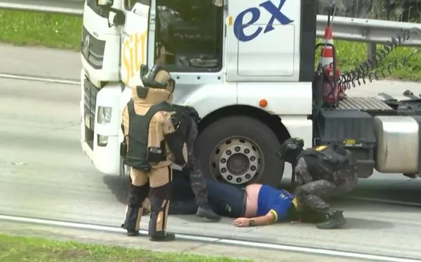 Interdição ocorreu na altura do km 44, entre as rodovias Régis Bittencourt e a Imigrantes, no sentido da Dutra, em Itapecerica da Serra. As circunstâncias estão sendo investigadas.