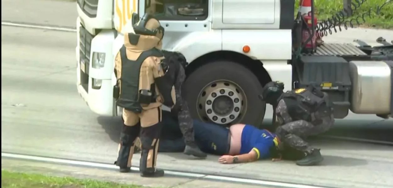 Interdição ocorreu na altura do km 44, entre as rodovias Régis Bittencourt e a Imigrantes, no sentido da Dutra, em Itapecerica da Serra. As circunstâncias estão sendo investigadas.