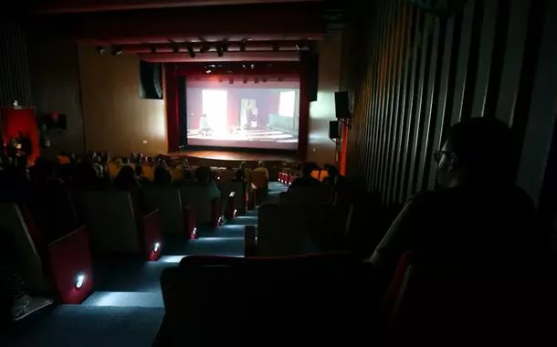 Pessoas assistindo a uma produção audiovisual