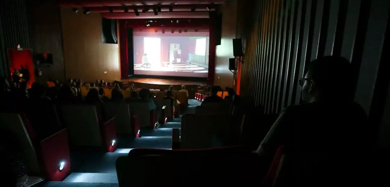 Pessoas assistindo a uma produção audiovisual