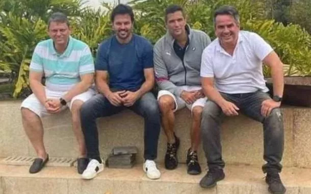 Tarcísio de Freitas, Fábio Faria, Roberto Campos Neto e Ciro Nogueira saboreando um churrasco no modo fogo de chão
