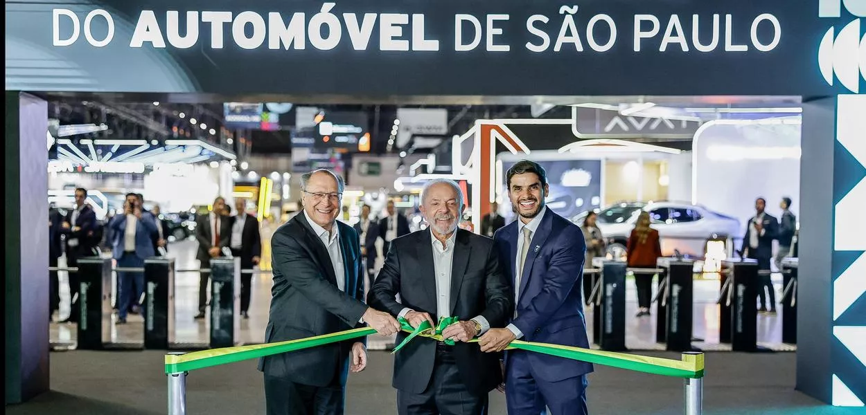 Presidente da República, Luiz Inácio Lula da Silva, durante visita ao Salão Internacional do Automóvel de São Paulo, com o Vice-Presidente da República e Ministro do Desenvolvimento, Indústria, Comércio e Serviços, Geraldo Alckmin. São Paulo (SP)

Foto: Ricardo Stuckert / PR