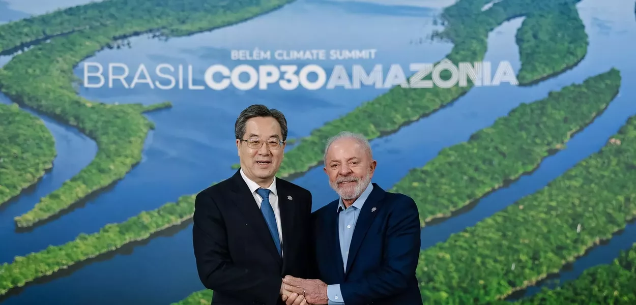 O pesidente Luiz Inácio Lula da Silva com o vice-primeiro-ministro do Conselho de Estado da China, Ding Xuexiang, durante a recepção oficial dos chefes de delegação da Cúpula do Clima (COP30), no Parque da Cidade, em Belém (PA) - 06.11.2025