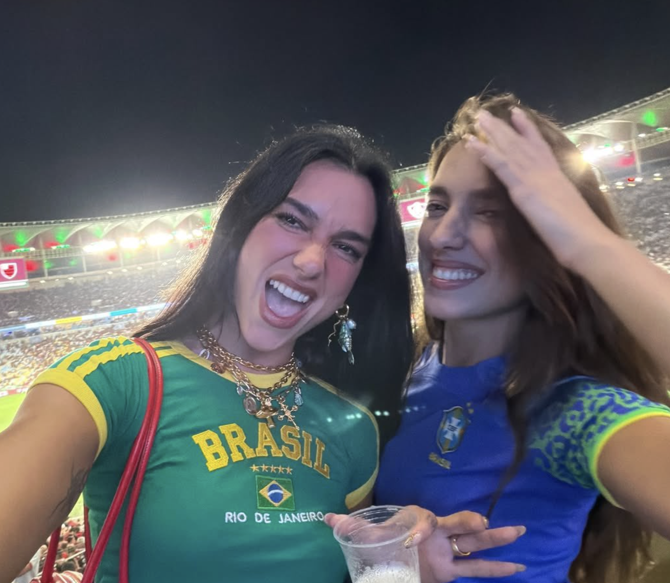 Dua Lipa e a irmã no Maracanã