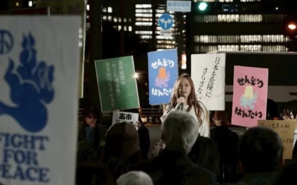 Japoneses protestam e pedem paz